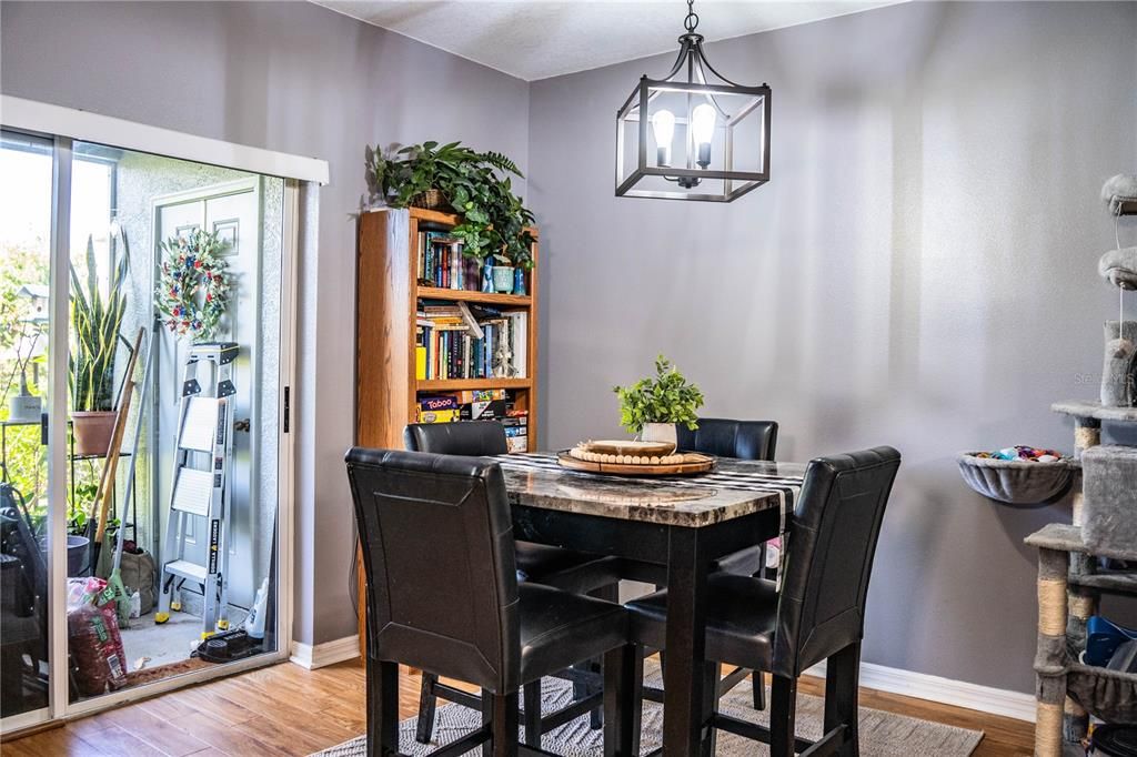 Под контрактом: $217,500 (2 спален, 2 ванн, 1360 Квадратных фут)