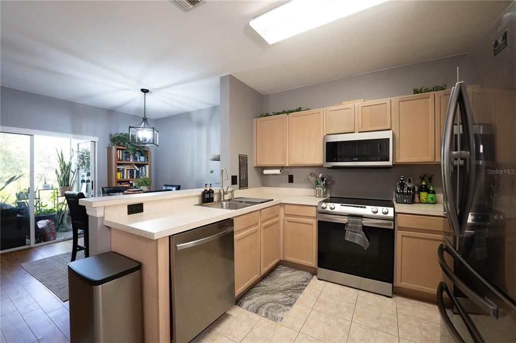 Под контрактом: $217,500 (2 спален, 2 ванн, 1360 Квадратных фут)