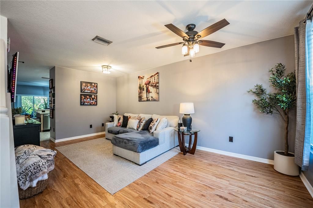 Под контрактом: $217,500 (2 спален, 2 ванн, 1360 Квадратных фут)