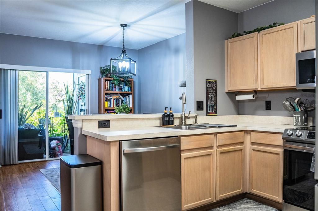 Под контрактом: $217,500 (2 спален, 2 ванн, 1360 Квадратных фут)