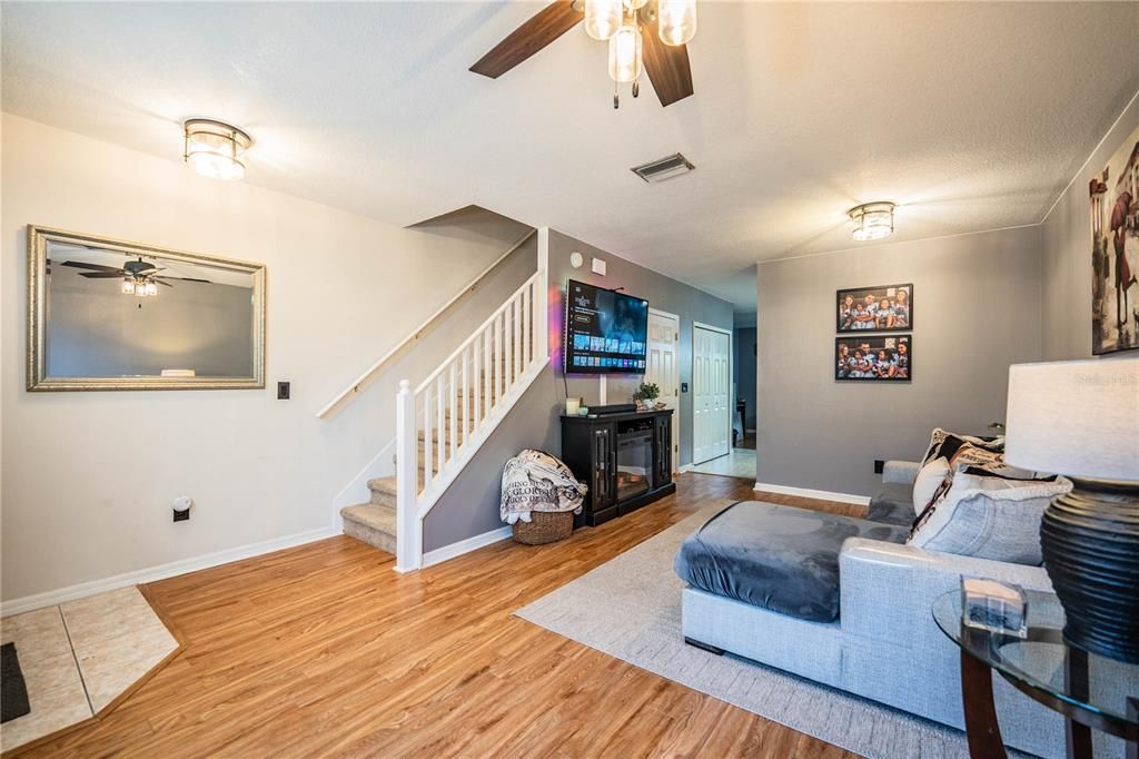 Под контрактом: $217,500 (2 спален, 2 ванн, 1360 Квадратных фут)