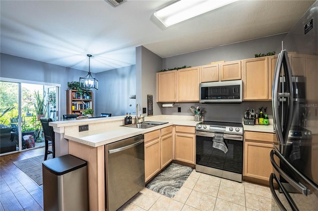 Под контрактом: $217,500 (2 спален, 2 ванн, 1360 Квадратных фут)