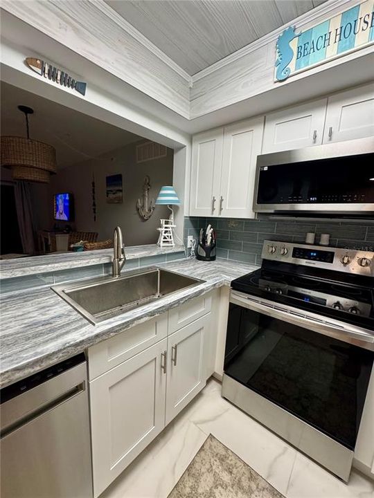 For Sale: $699,000 (2 beds, 2 baths, 1010 Square Feet)