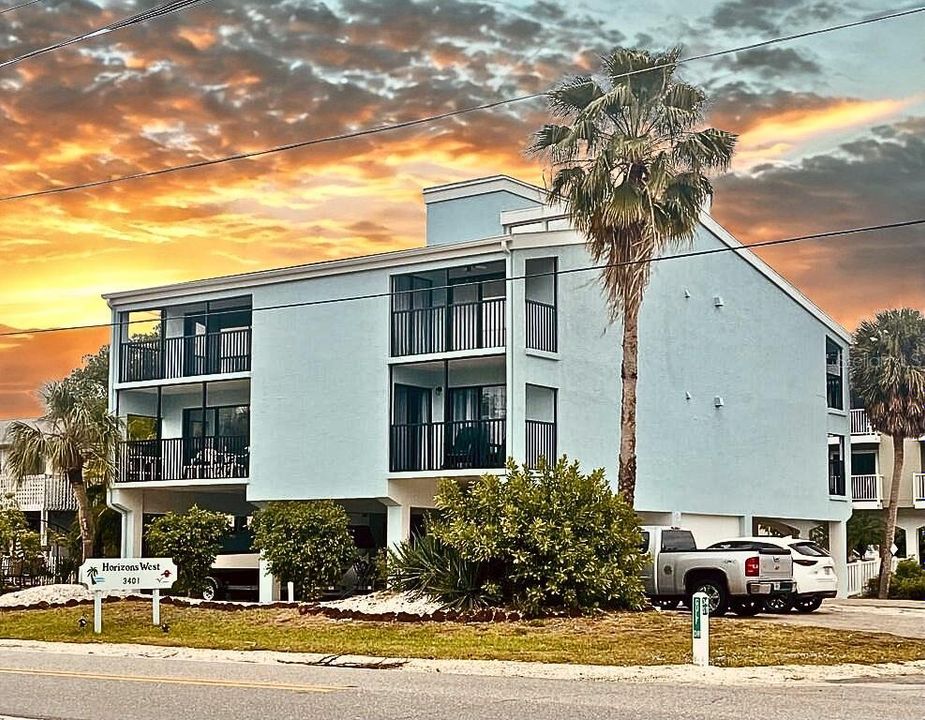 For Sale: $699,000 (2 beds, 2 baths, 1010 Square Feet)