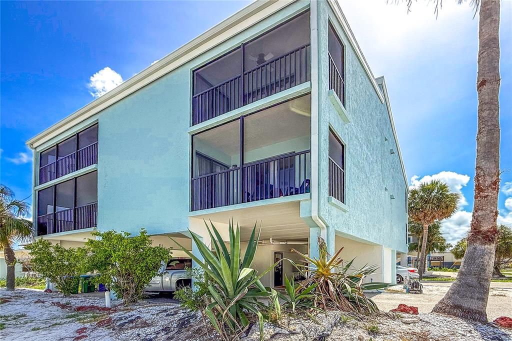 For Sale: $699,000 (2 beds, 2 baths, 1010 Square Feet)