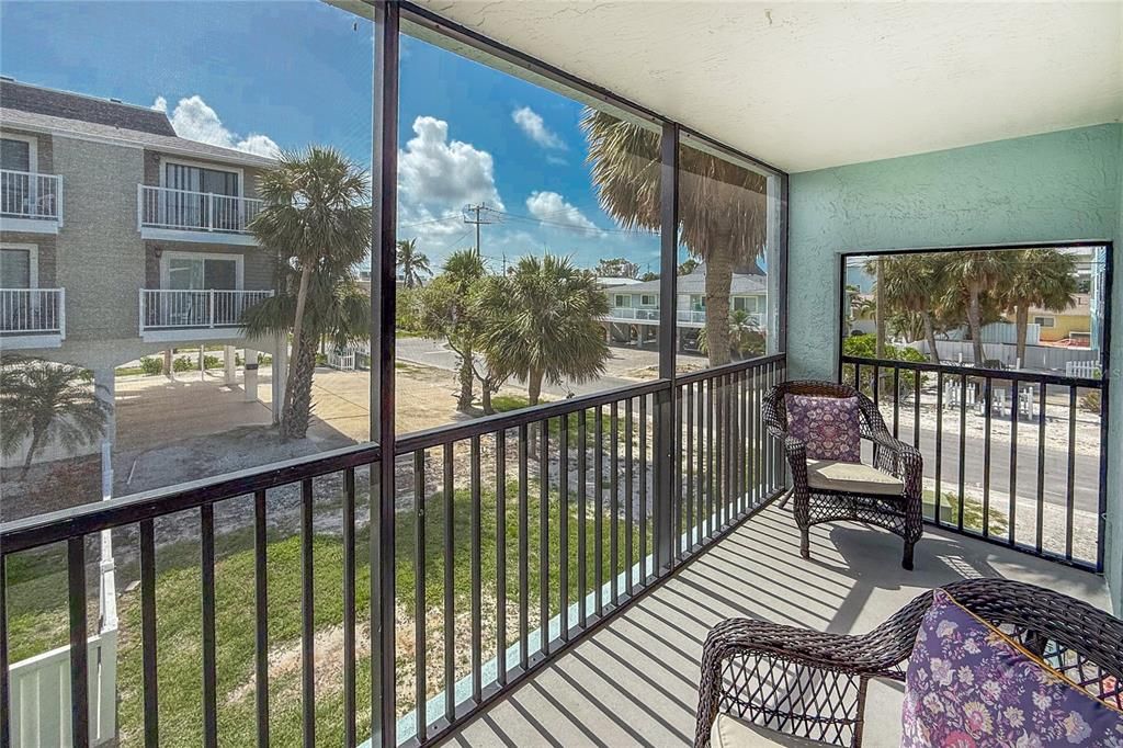 For Sale: $699,000 (2 beds, 2 baths, 1010 Square Feet)