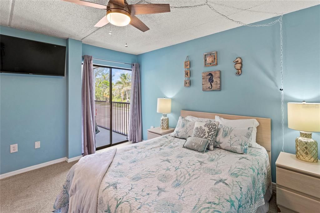 For Sale: $699,000 (2 beds, 2 baths, 1010 Square Feet)