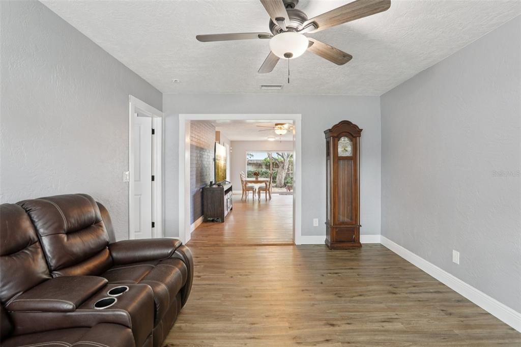 For Sale: $375,000 (3 beds, 2 baths, 1533 Square Feet)