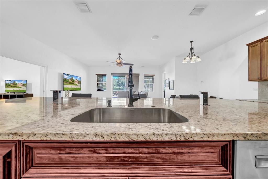 Activo con contrato: $599,999 (4 camas, 3 baños, 2727 Pies cuadrados)