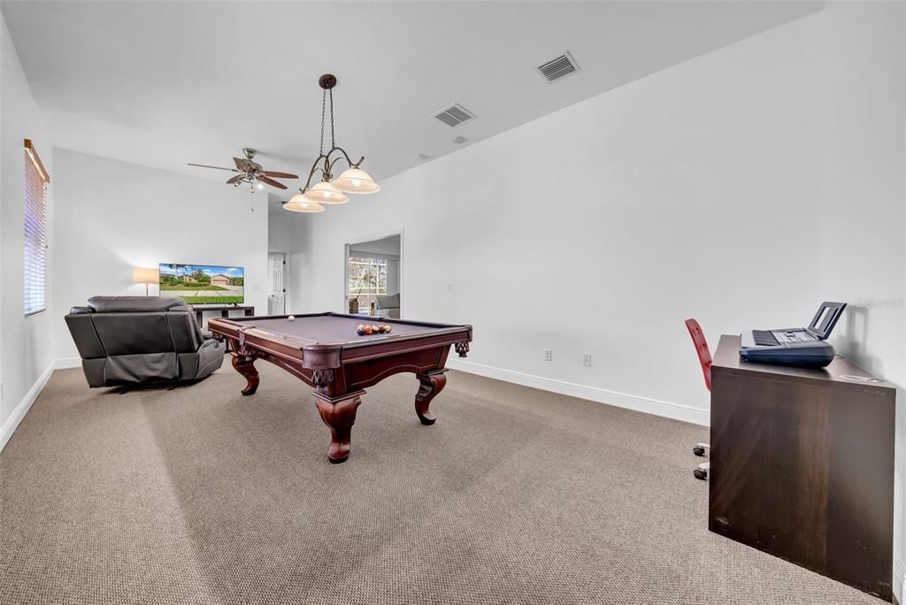 Activo con contrato: $599,999 (4 camas, 3 baños, 2727 Pies cuadrados)