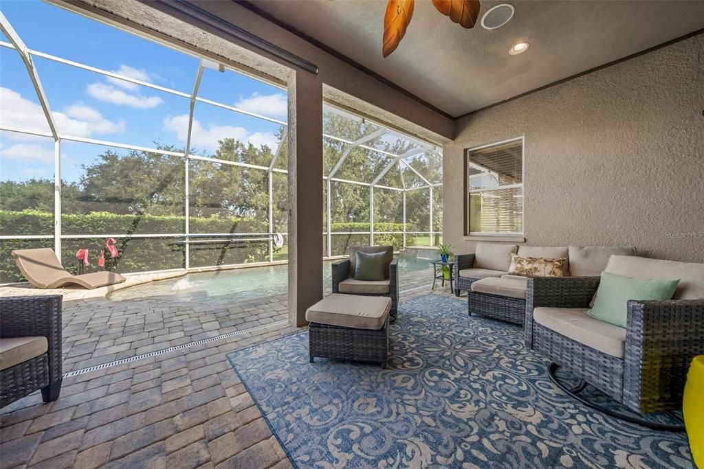 Activo con contrato: $599,999 (4 camas, 3 baños, 2727 Pies cuadrados)