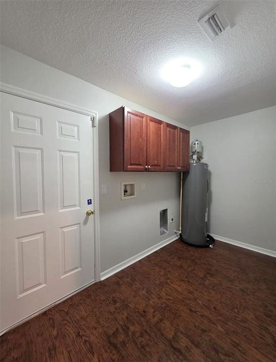 Activo con contrato: $439,000 (3 camas, 2 baños, 2049 Pies cuadrados)