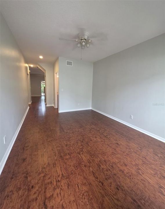 Activo con contrato: $439,000 (3 camas, 2 baños, 2049 Pies cuadrados)