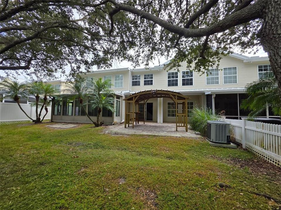 Activo con contrato: $439,000 (3 camas, 2 baños, 2049 Pies cuadrados)