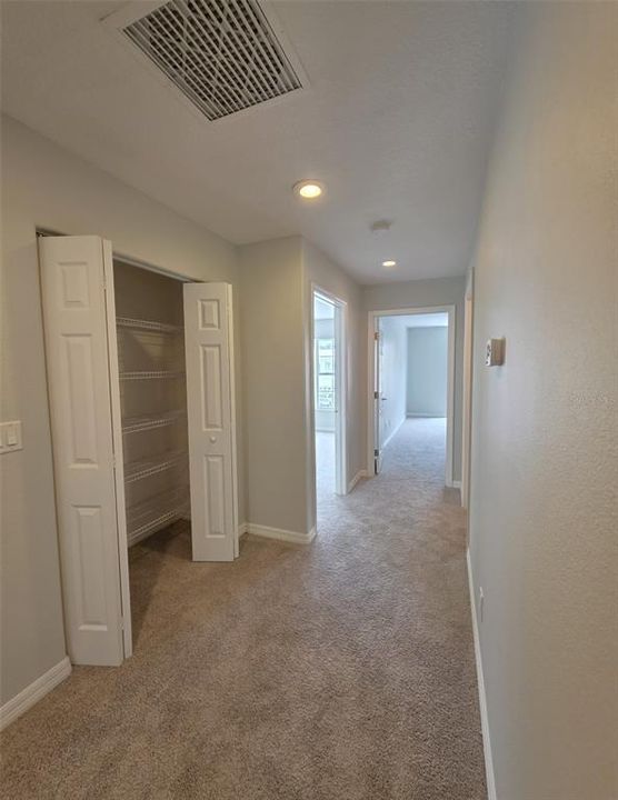 Activo con contrato: $439,000 (3 camas, 2 baños, 2049 Pies cuadrados)