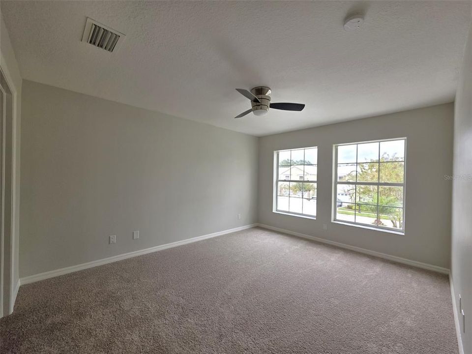 Activo con contrato: $439,000 (3 camas, 2 baños, 2049 Pies cuadrados)