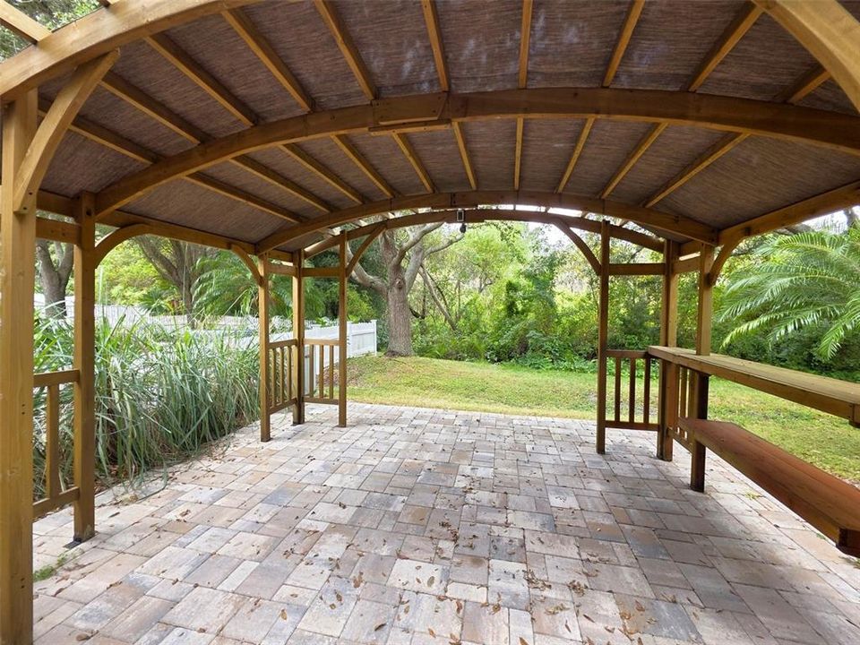 Activo con contrato: $439,000 (3 camas, 2 baños, 2049 Pies cuadrados)