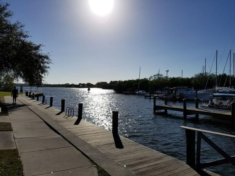 Activo con contrato: $439,000 (3 camas, 2 baños, 2049 Pies cuadrados)