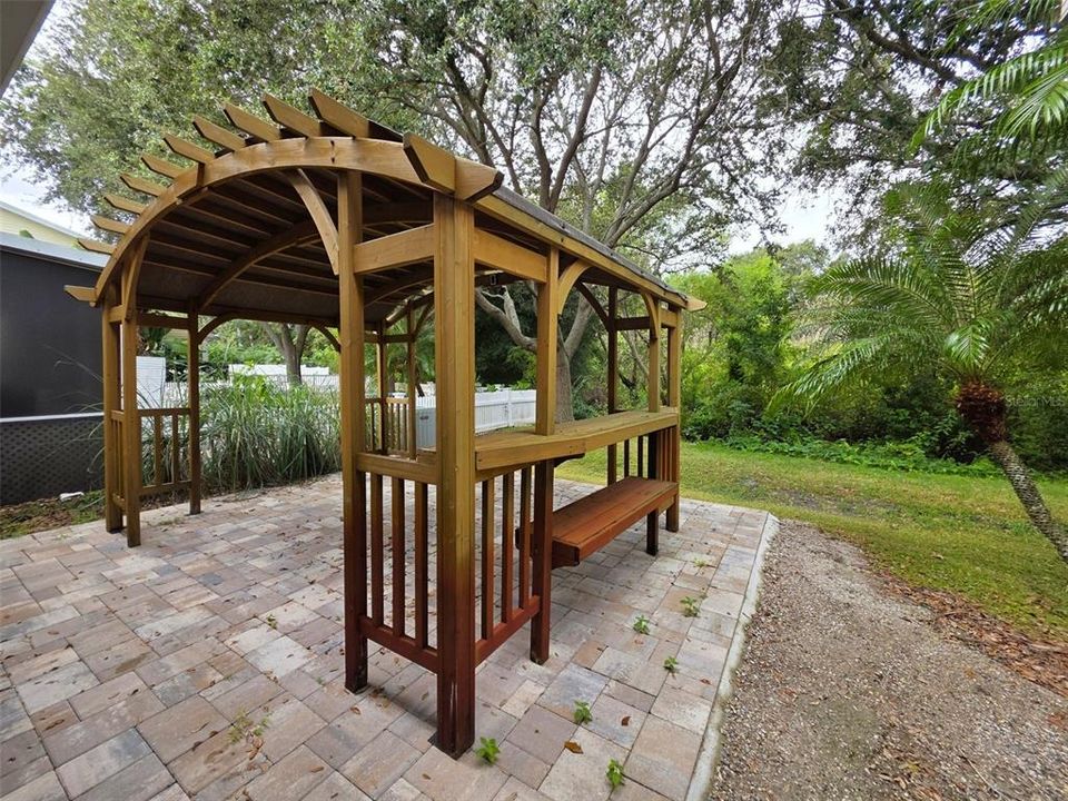 Activo con contrato: $439,000 (3 camas, 2 baños, 2049 Pies cuadrados)