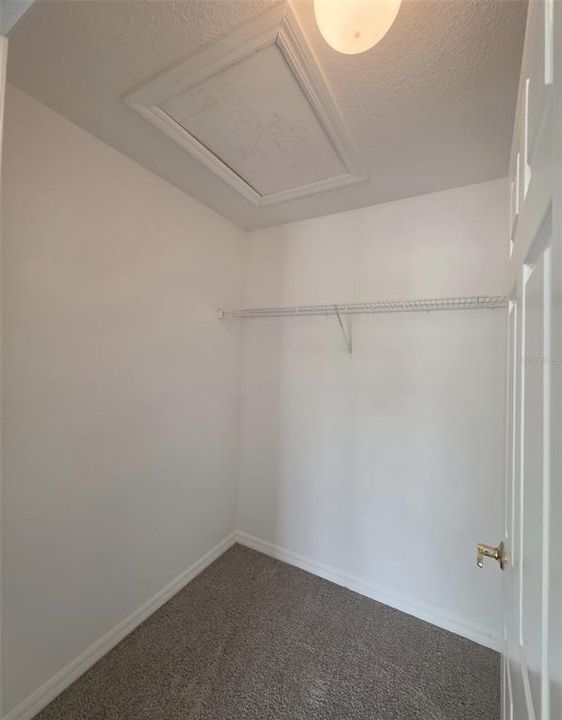 Activo con contrato: $439,000 (3 camas, 2 baños, 2049 Pies cuadrados)