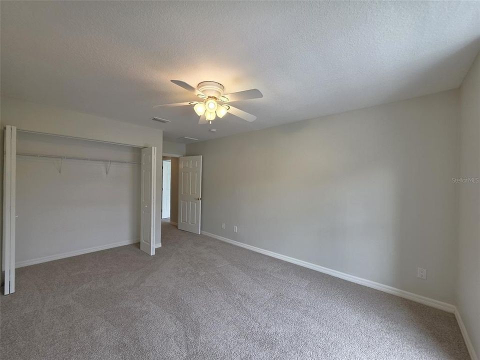 Activo con contrato: $439,000 (3 camas, 2 baños, 2049 Pies cuadrados)