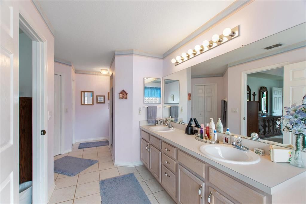 For Sale: $289,900 (2 beds, 2 baths, 1596 Square Feet)