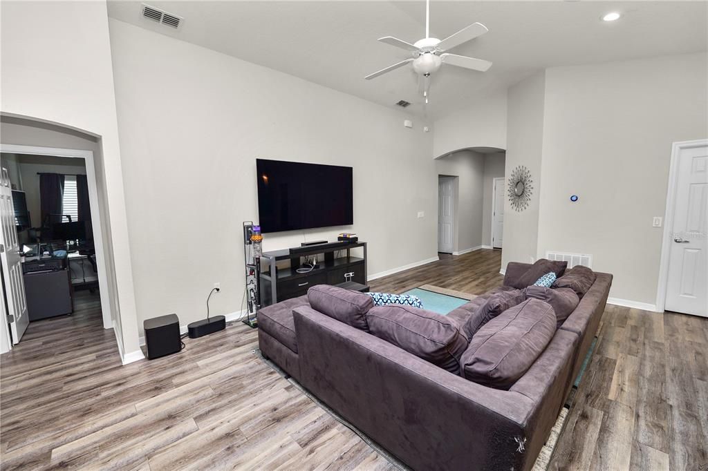 待售: $329,000 (4 贝兹, 2 浴室, 1715 平方英尺)