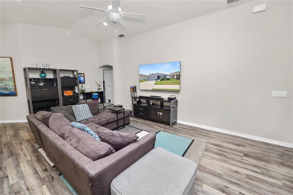 待售: $329,000 (4 贝兹, 2 浴室, 1715 平方英尺)