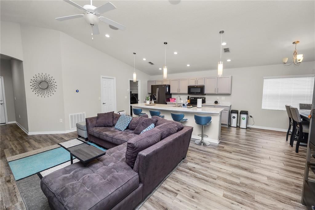 待售: $329,000 (4 贝兹, 2 浴室, 1715 平方英尺)