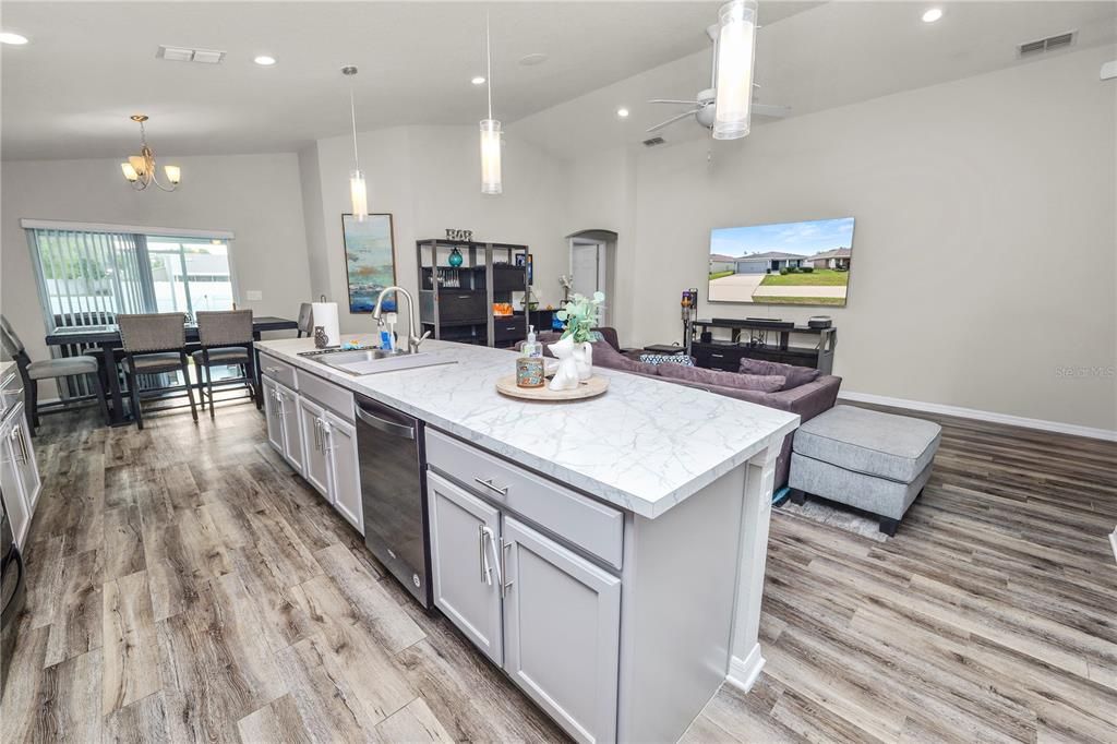 待售: $329,000 (4 贝兹, 2 浴室, 1715 平方英尺)