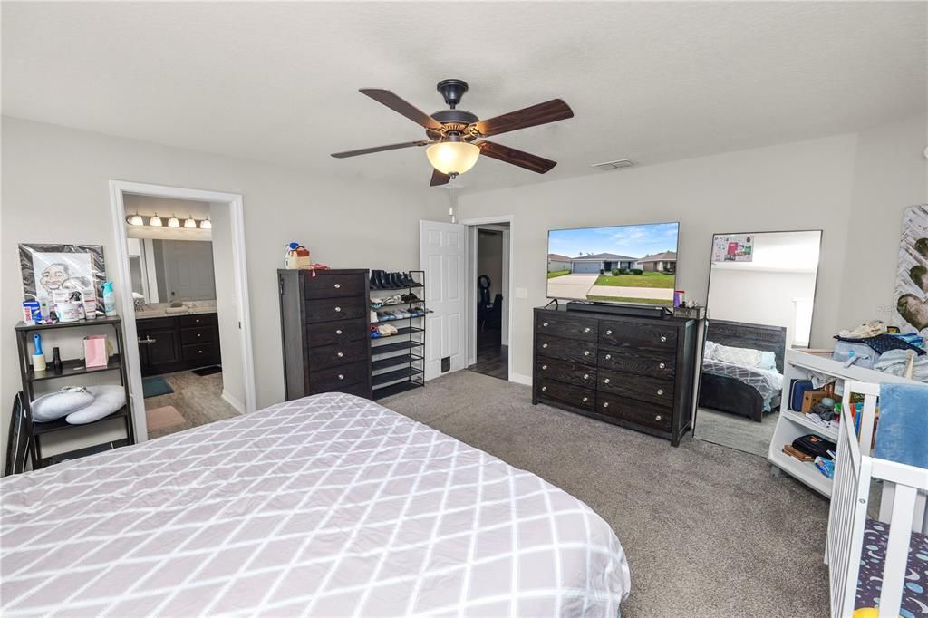 待售: $329,000 (4 贝兹, 2 浴室, 1715 平方英尺)