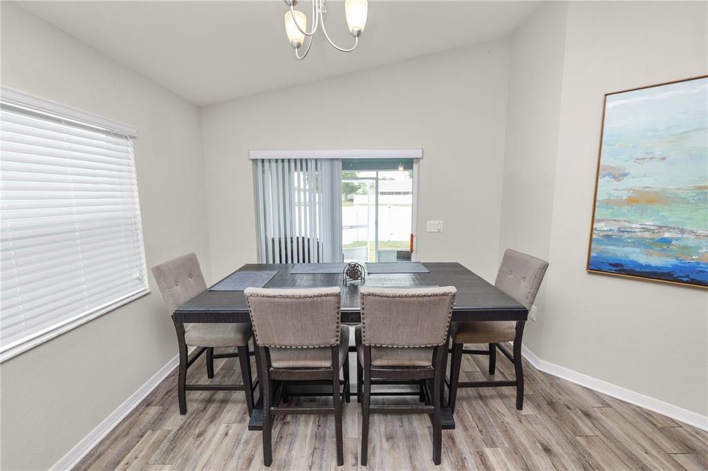 待售: $329,000 (4 贝兹, 2 浴室, 1715 平方英尺)