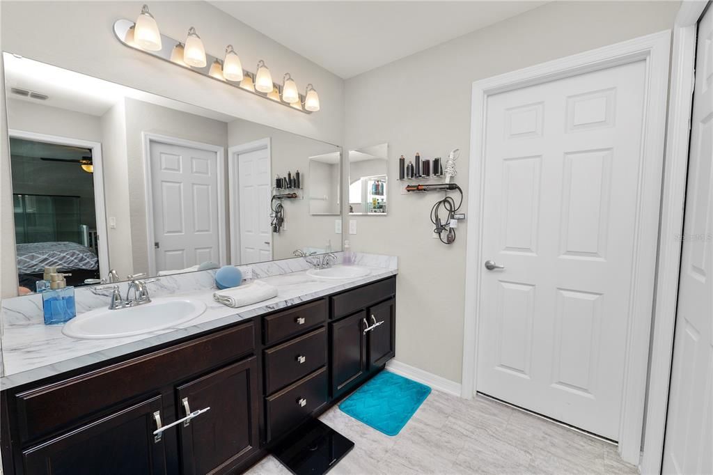 待售: $329,000 (4 贝兹, 2 浴室, 1715 平方英尺)