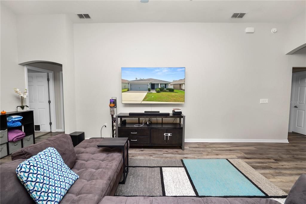 待售: $329,000 (4 贝兹, 2 浴室, 1715 平方英尺)