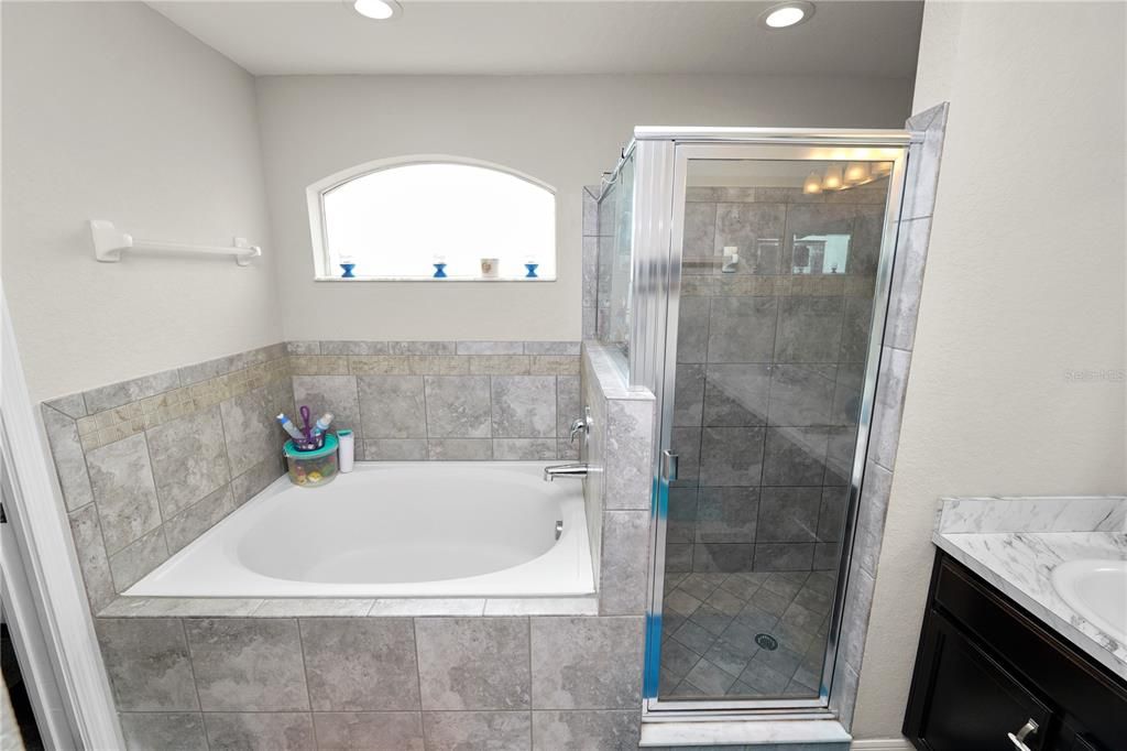 待售: $329,000 (4 贝兹, 2 浴室, 1715 平方英尺)