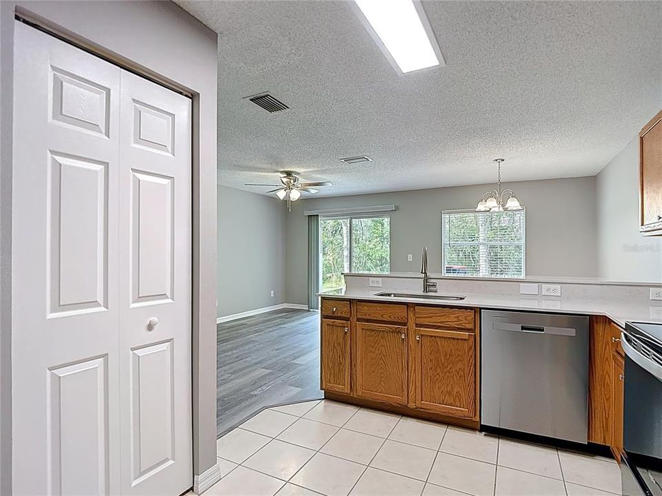 For Sale: $247,900 (2 beds, 2 baths, 1296 Square Feet)