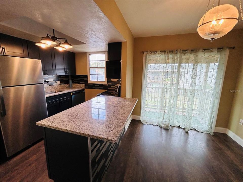 出租: $1,250 (1 贝兹, 1 浴室, 780 平方英尺)