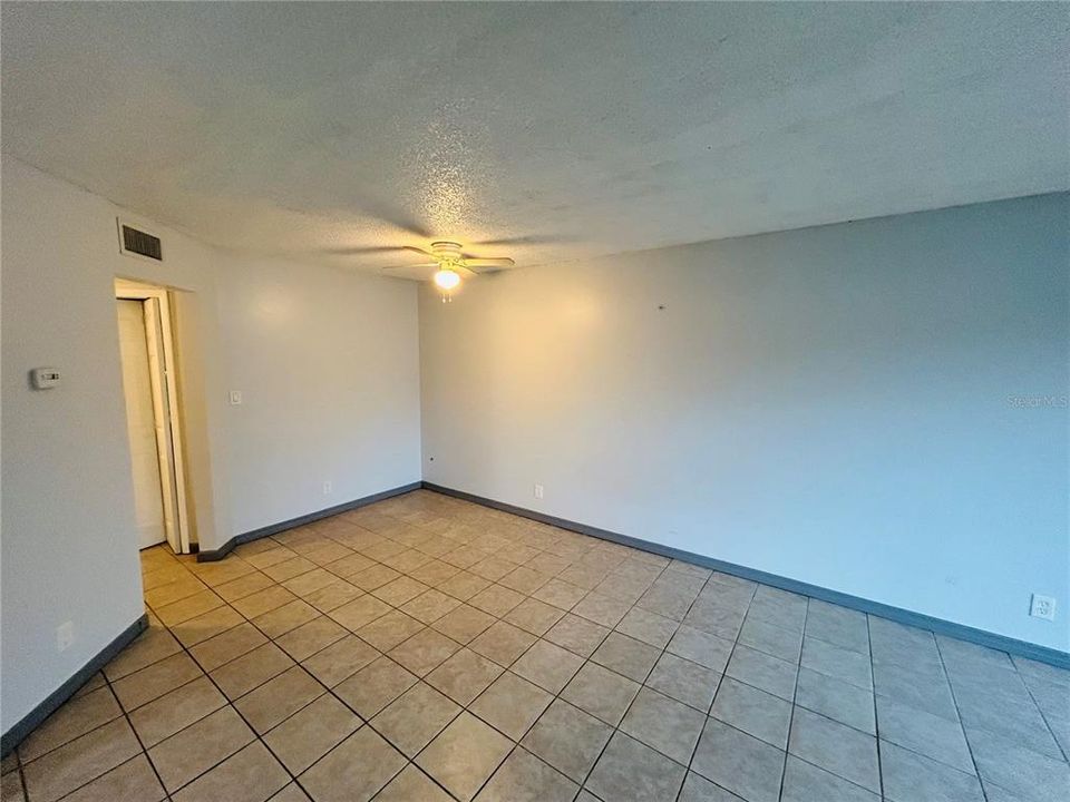 For Rent: $1,195 (1 beds, 1 baths, 642 Square Feet)