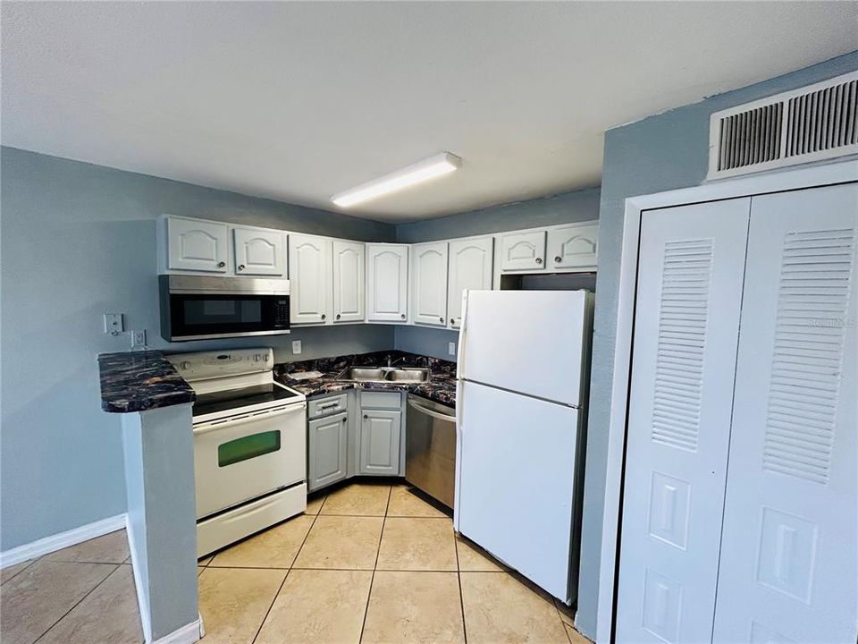 For Rent: $1,195 (1 beds, 1 baths, 560 Square Feet)