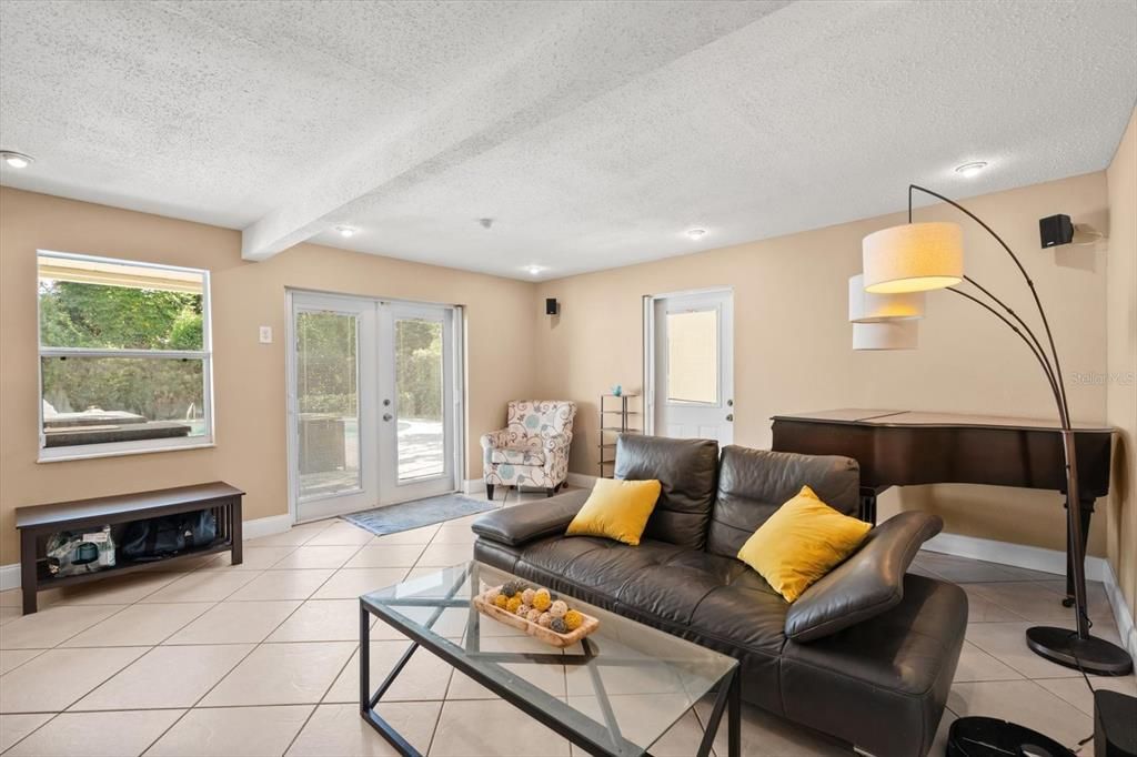 Active With Contract: $324,900 (3 beds, 2 baths, 1146 Square Feet)