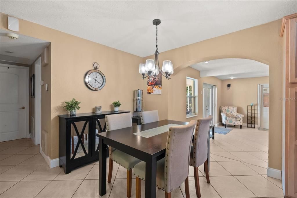 Active With Contract: $324,900 (3 beds, 2 baths, 1146 Square Feet)