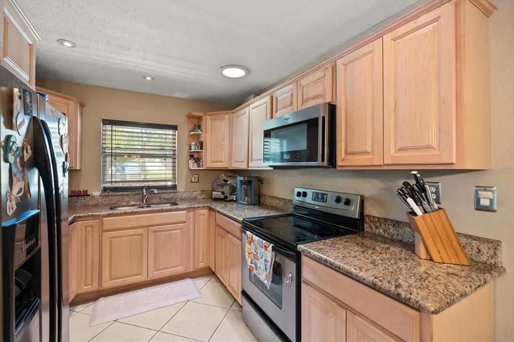 Active With Contract: $324,900 (3 beds, 2 baths, 1146 Square Feet)