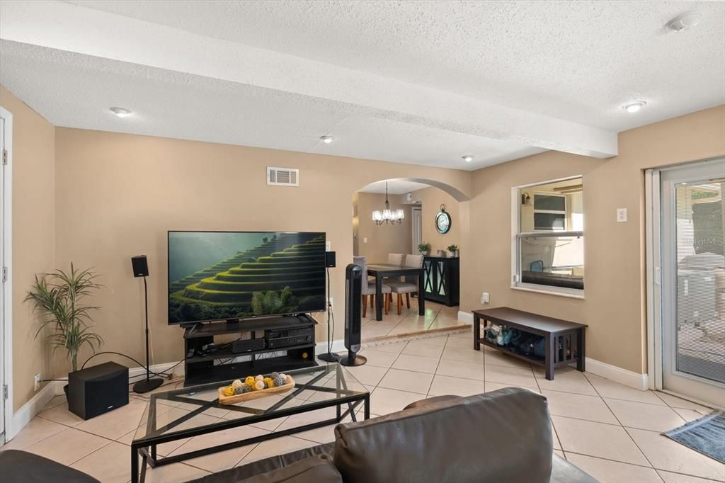 Active With Contract: $324,900 (3 beds, 2 baths, 1146 Square Feet)