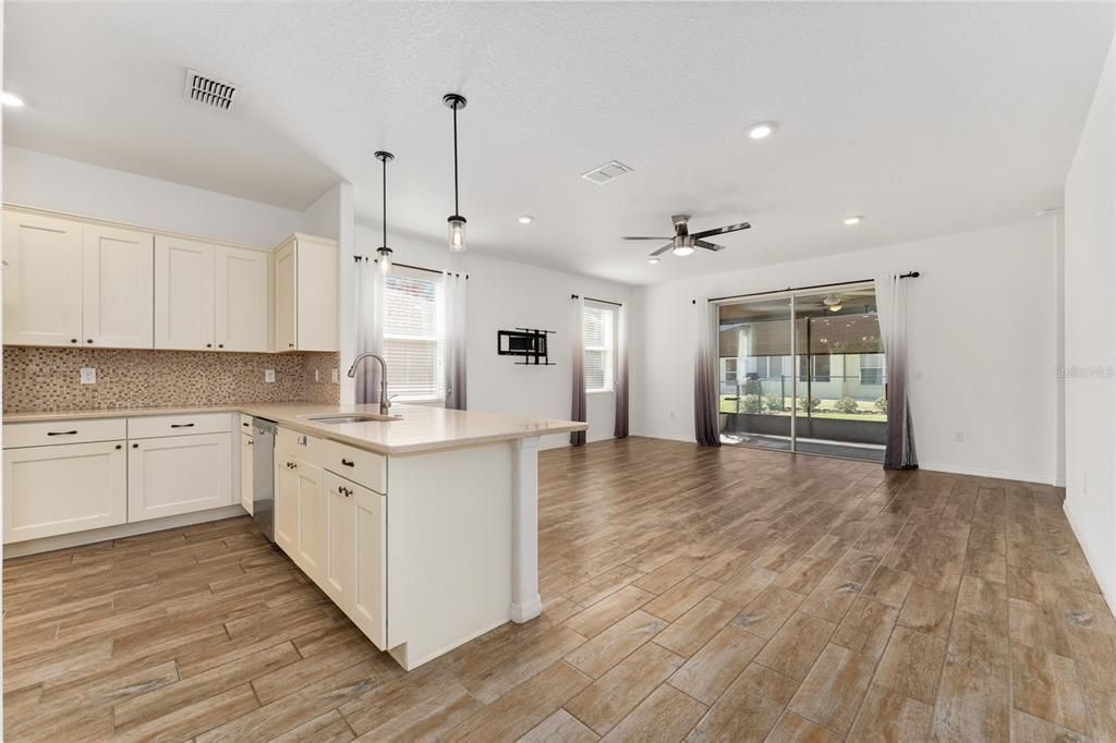 Active With Contract: $260,000 (2 beds, 2 baths, 1499 Square Feet)