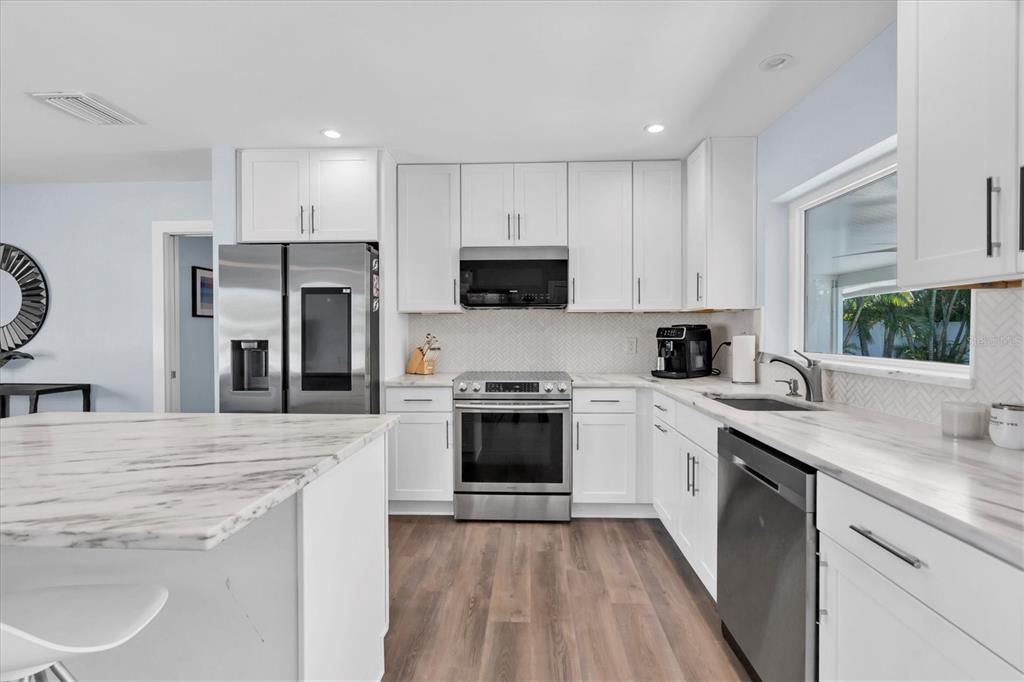 出租: $6,000 (3 贝兹, 2 浴室, 1726 平方英尺)