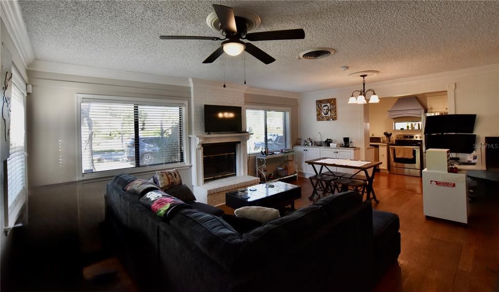 Activo con contrato: $325,000 (2 camas, 2 baños, 1104 Pies cuadrados)