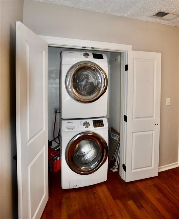 Activo con contrato: $325,000 (2 camas, 2 baños, 1104 Pies cuadrados)