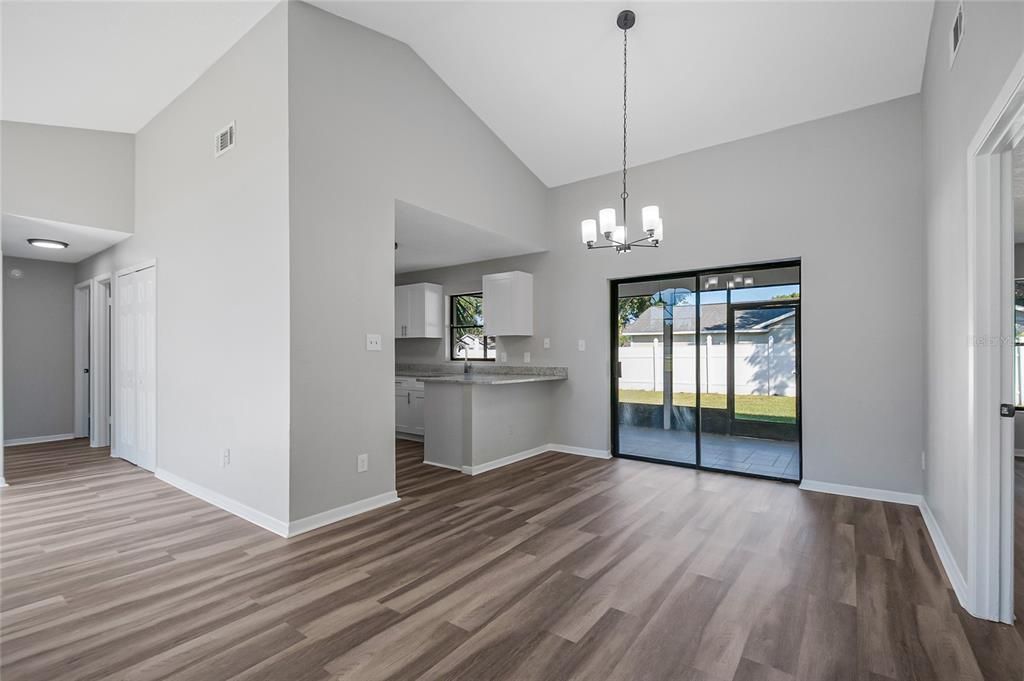 合同活跃: $310,000 (3 贝兹, 2 浴室, 1436 平方英尺)