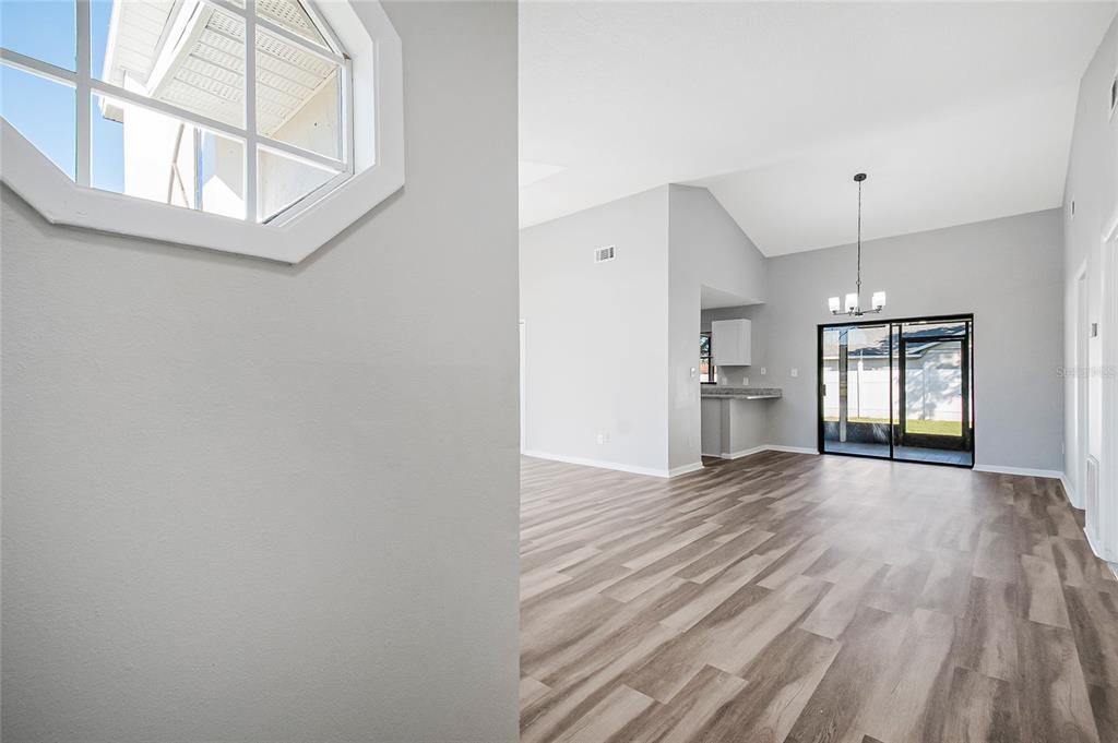 合同活跃: $310,000 (3 贝兹, 2 浴室, 1436 平方英尺)