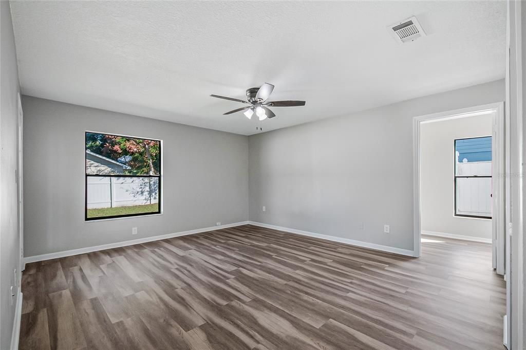 合同活跃: $310,000 (3 贝兹, 2 浴室, 1436 平方英尺)